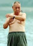 Fat old man in a green middle pants by the river - 精 品 帅 老