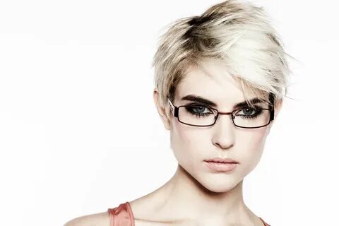 Haarfarbe und Brille: Tipps für den perfekten Look