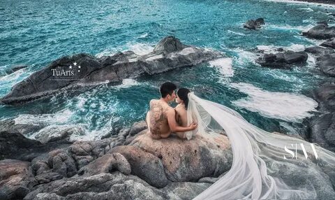 Couple Poses Bare in their Vietnam Pre-Wedding Photography a