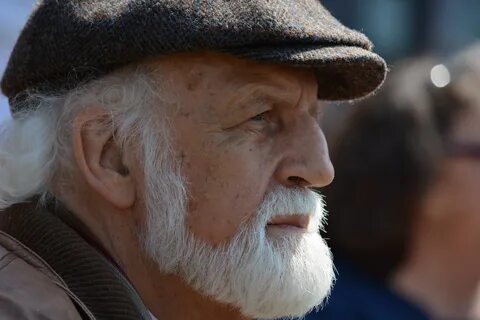 Old man with white beard, in dark cap, in light, in Hamburg,