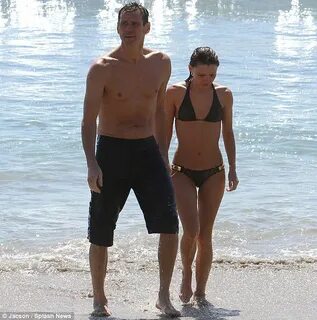 Serial dater Jim Carrey premieres his new bikini-clad girlfr