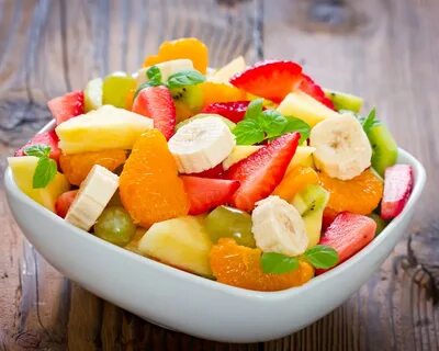 Tomar postre, ensalada de frutas, plátano, mandarina, fresa,