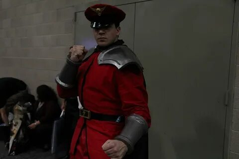 Fichier:Wondercon 2016 - M. Bison Cosplay (26014569031).jpg 