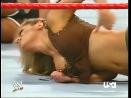 Trish Stratus tette scoperte