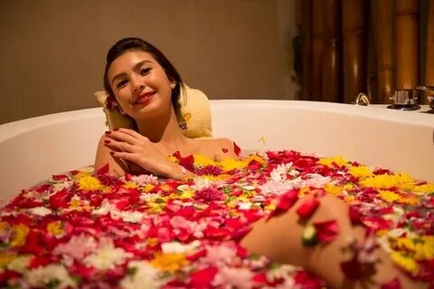 This spa treatment soaks you in flowers and seaweed