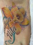 Фото цветной татуировки нарцисса на ступне девушки - KissMyT