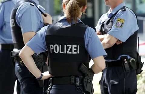 Reifen platzt, Auto brennt: Deutsche Polizisten retten Schwe