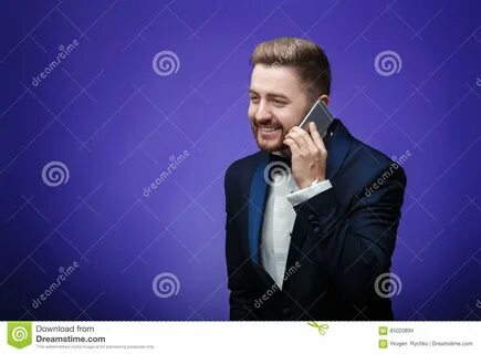 Успешный человек в смокинге и бабочке говоря на телефоне биз