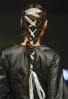 Corset Braids: tranças inspiradas nos corpetes que estão con