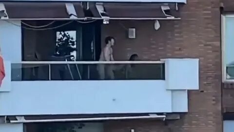 Pillados teniendo sexo en el balcón de su casa en pleno conf