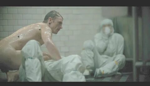 OMG, he's naked: Joel Kinnaman in 'Altered Carbon' - OMG.BLO