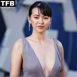 Jessica Henwick Poses Braless on the Red Carpet Before the P