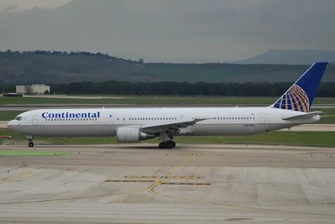 File:Continental Airlines Boeing 767-400, N67052@MAD,25.02.2