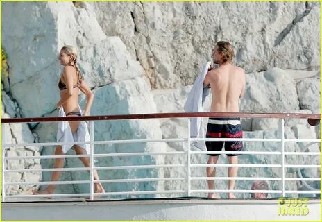Owen Wilson Goes Shirtless & Bares Fit Body in France: Photo