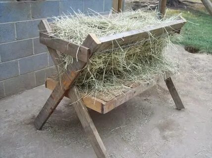 How to Build a Hay Feeder From Pallets - DIY projects for ev