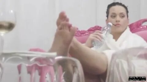 Katy Perry barefoot clip - YouTube