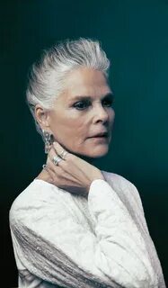 Ali McGraw at 73 Ali macgraw, Ageless beauty, White hair col