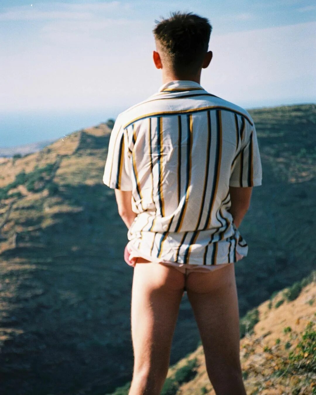Alfie Deyes в Instagram: "Morg loves getting his butt out" .