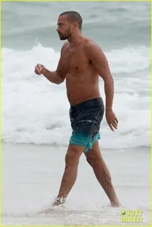 Shirtless Jesse Williams Shows Off His Abs on the Beach: Pho