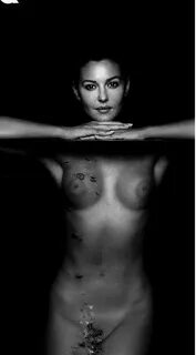 Monica Bellucci desnuda mostrando sus tetas y coño - Filtrad