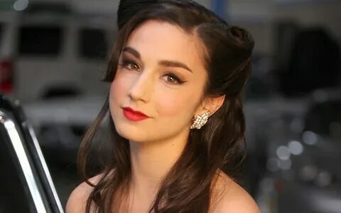 American Actress Molly Ephraim's Earning From her Profession