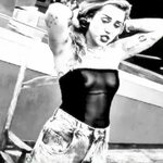 Майли Сайрус (Miley Cyrus) засветила грудь на съемках - Inst
