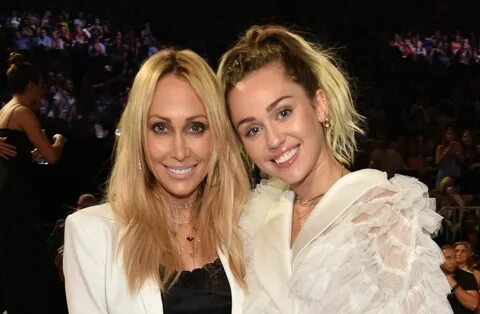 Madre de Miley Cyrus sorprende a los fans de su hija con ínt