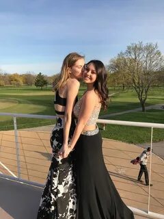 lesbian prom Tumblr Cute lesbian couples, Prom picture poses