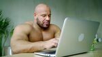 Brutal Male Bodybuilder Working Laptop Eating: стоковое виде