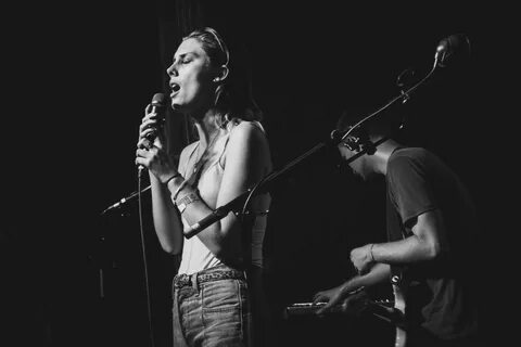 File:Wolf Alice at XOYO (36813535813).jpg - Wikimedia Common