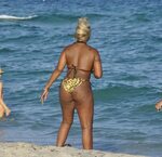 Mary J. Blige - Seen In a bikini on the beach in Miami-09 Go