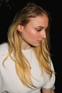 Sophie Turner's Hairstyles & Hair Colors Steal Her Style