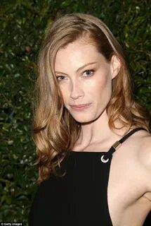 Vikings; Alyssa Sutherland flashes some flesh at the Max Mar