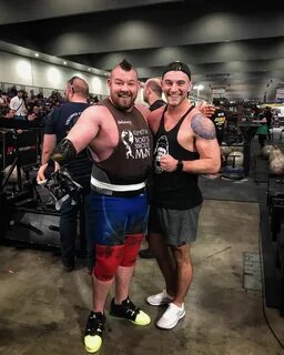 Gay pro strongman Rob Kearney marries boyfriend days after c