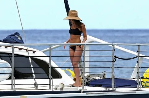 Jessica Alba Wearing a Bikini in Hawaii, July 2016 * CelebMa