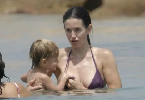 courtney-cox-nipple-slip-09.jpg (image)