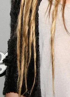 Beauty Topic of the Day: Shakira's Dreadlock-like Twists Fau