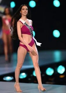 Tara De Vries podyuma çıktı (Miss Universe'te hedef birincil