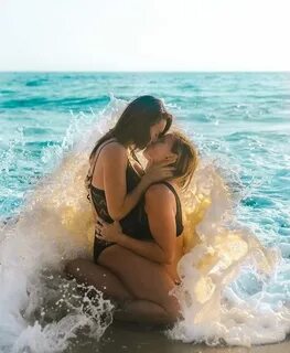Lesbian Bikini Girls Kissing - nomadteafestival.eu