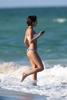 eyval.net : Isabela Moner - Beach in Miami / June 2017