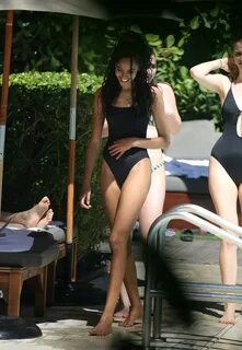 Malia Obama's Feet wikiFeet