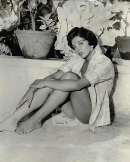 Joan Collins Feet (17 photos) - celebrity-feet.com