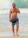 Joel Edgerton Flaunts His Buff Shirtless Bod at Bondi Beach: