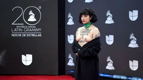 mon laferte mostró sus senos por chile en Grammy latino - Pá