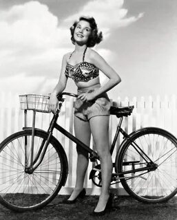 Karen Sharpe hot legs astride a bicycle - 24 Femmes Per Seco