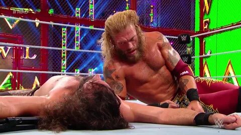 Edge uses 'The Stomp' to defeat Seth Rollins at WWE Crown Je