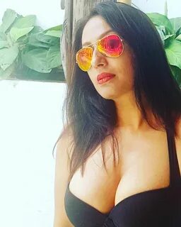 Kashmera Shah Spicy Pics Showing Deep Cleavy In Black Bra... 