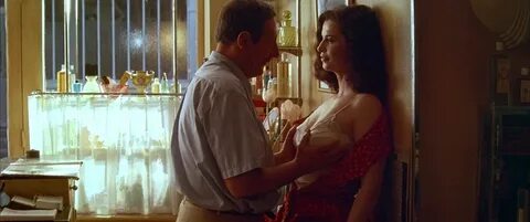 Il dodicenne Antoine, stregato dalla prorompente femminilità di una opulent...