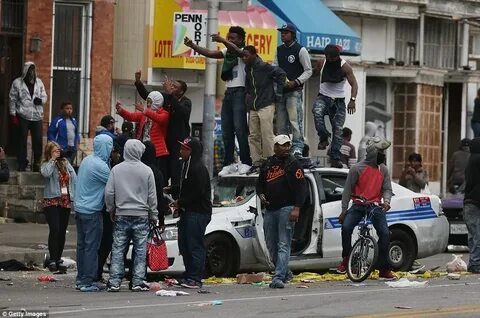 Baltimore riots see cops gear up to enforce 10pm curfew Dail