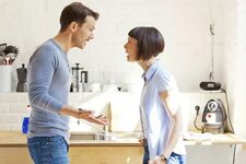Почему муж изменяет, но не уходит из семьи? Советы психолого